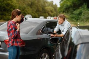 Rideshare driver talking to the female driver on the accident.